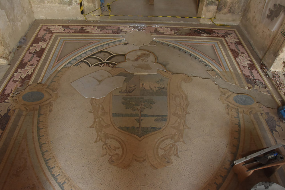 Mosaico do bras&atilde;o de Manaus no futuro Centro de Arqueologia da cidade passa por restaura&ccedil;&atilde;o