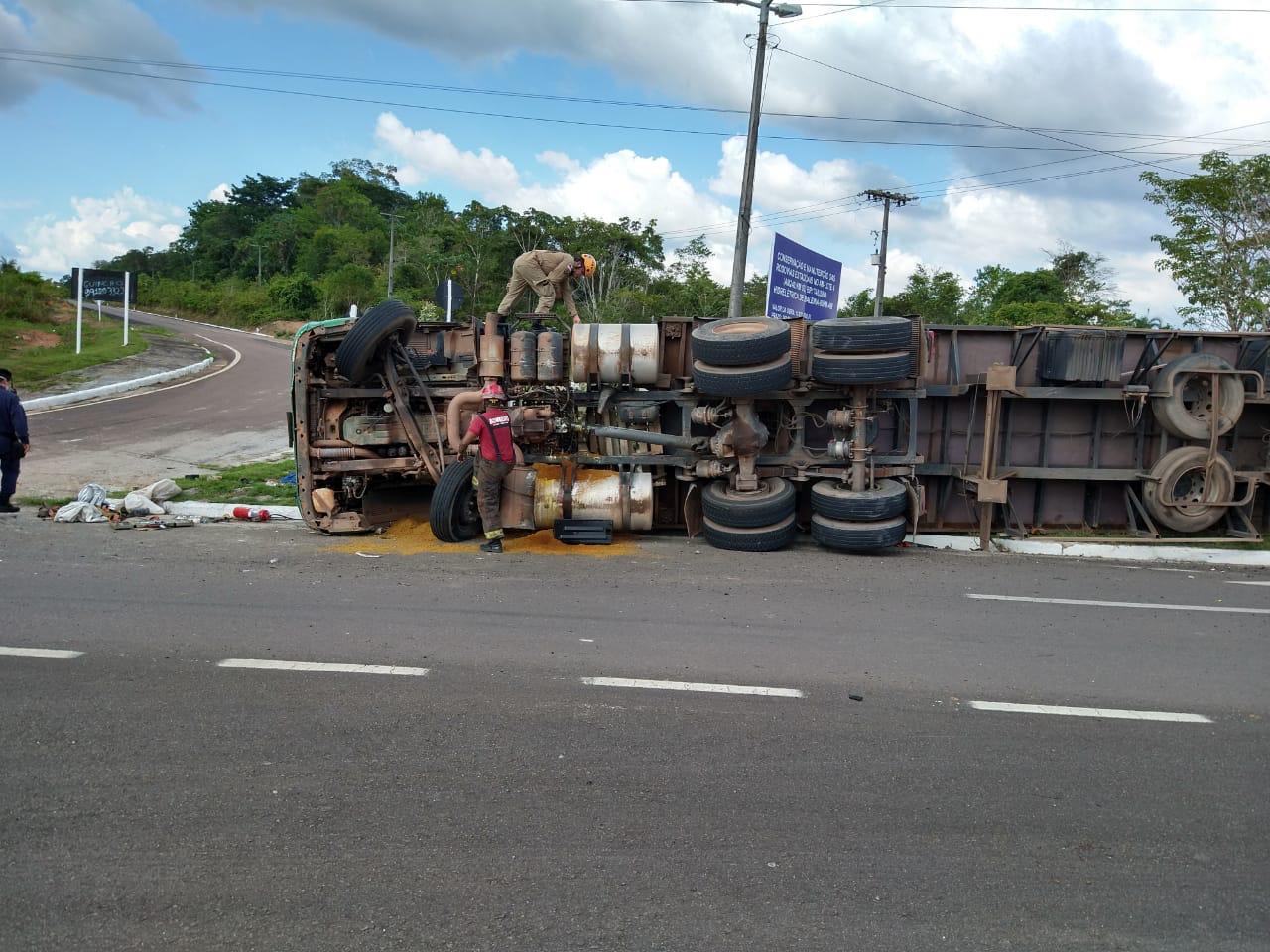 Carreta com contêiner tomba na BR-174 e deixa 2 feridos Carreta com contêiner tomba na BR-174 e deixa 2 feridos