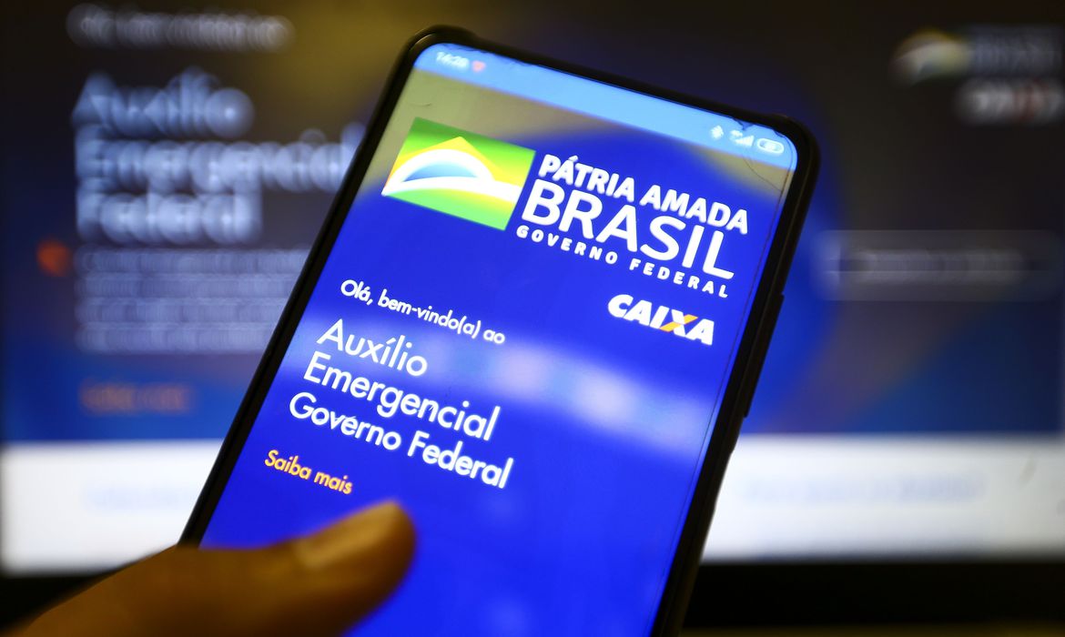 Beneficiários nascidos em agosto podem sacar auxílio hoje Beneficiários nascidos em agosto podem sacar auxílio hoje