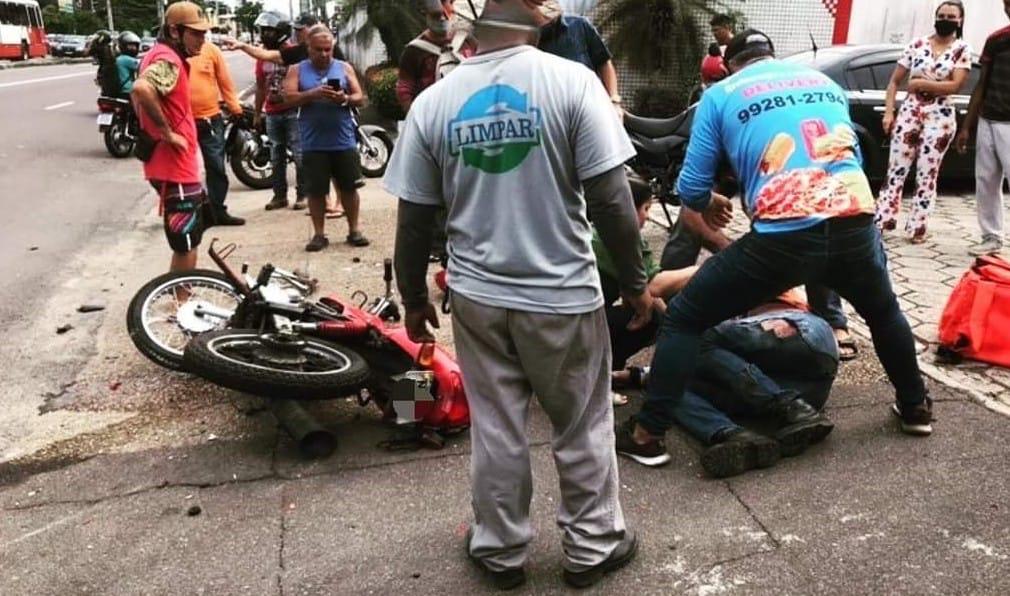Motociclista atingido em capotamento na Constantino Nery morre em hospital; veja vídeo Motociclista atingido em capotamento na Constantino Nery morre em hospital; veja vídeo