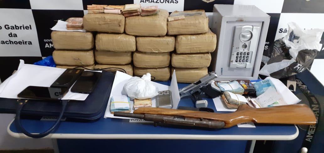 Quatro pessoas são presas e 23kg de drogas e mais R$ 18 mil apreendidos em operação Quatro pessoas são presas e 23kg de drogas e mais R$ 18 mil apreendidos em operação