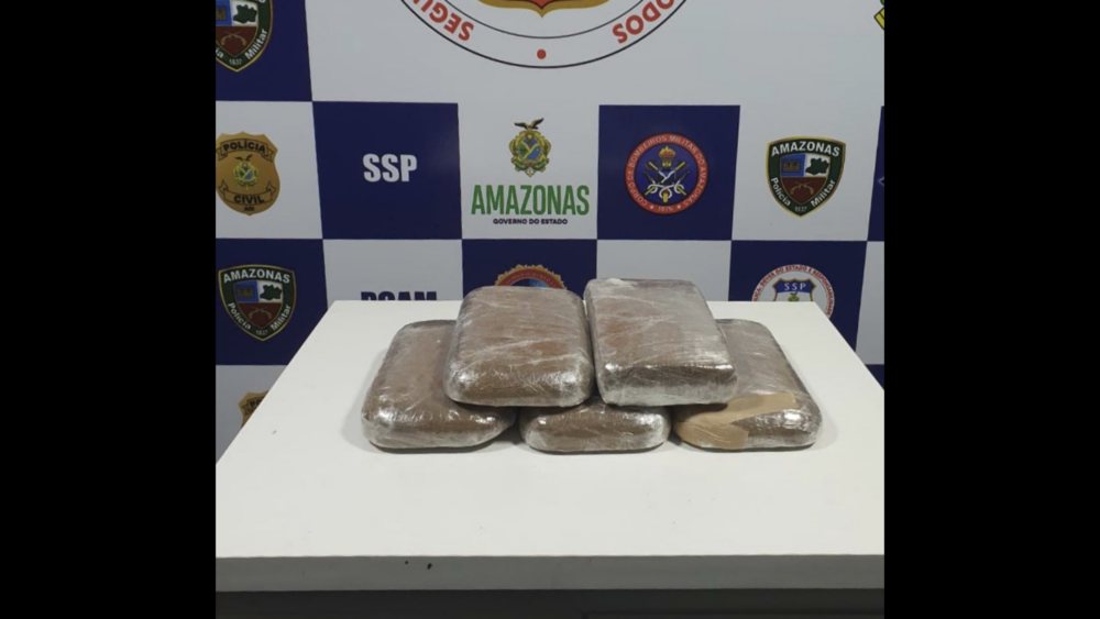 Policiais da Base Arpão prendem dupla com 5kg de maconha junto com carga de bebidas Policiais da Base Arpão prendem dupla com 5kg de maconha junto com carga de bebidas