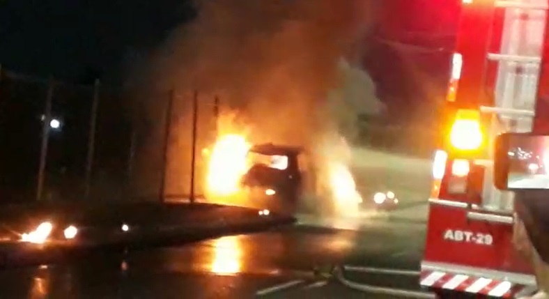 Carro colide contra poste e pega fogo na avenida Brasil. Veja vídeo Carro colide contra poste e pega fogo na avenida Brasil. Veja vídeo