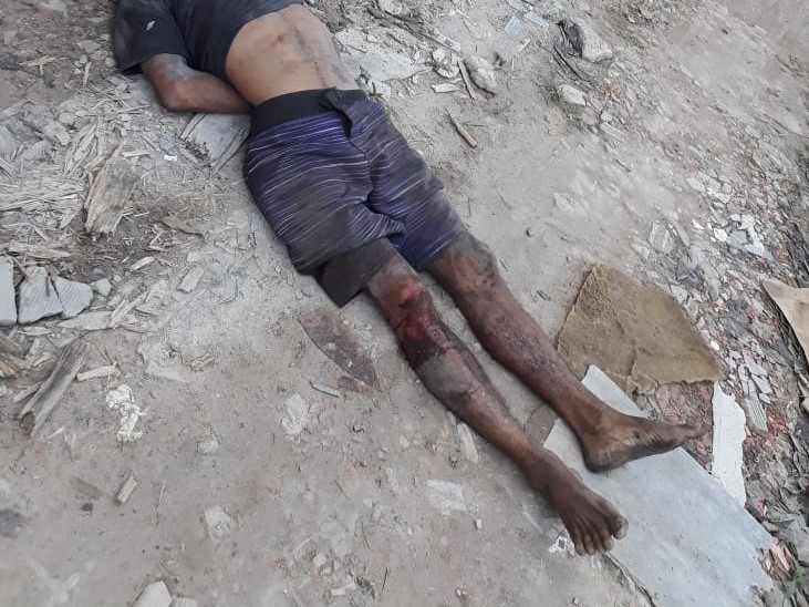 Corpo é encontrado com sinais de tortura e com 30 marcas de arma em ramal no Jorge Teixeira Corpo é encontrado com sinais de tortura e com 30 marcas de arma em ramal no Jorge Teixeira
