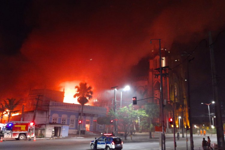 Incêndio destrói casarão histórico em Fortaleza, perto do mercado. Veja vídeo Incêndio destrói casarão histórico em Fortaleza, perto do mercado. Veja vídeo