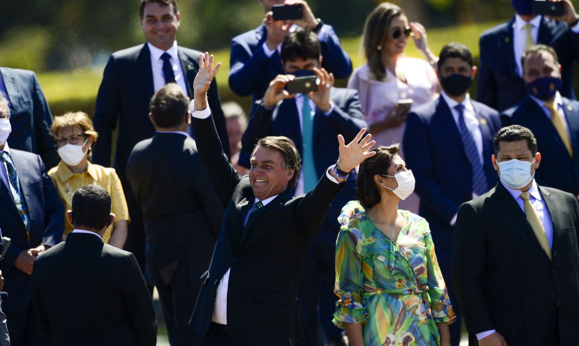 Bolsonaro cumprimenta populares em solenidade de 7 de Setembro Bolsonaro cumprimenta populares em solenidade de 7 de Setembro