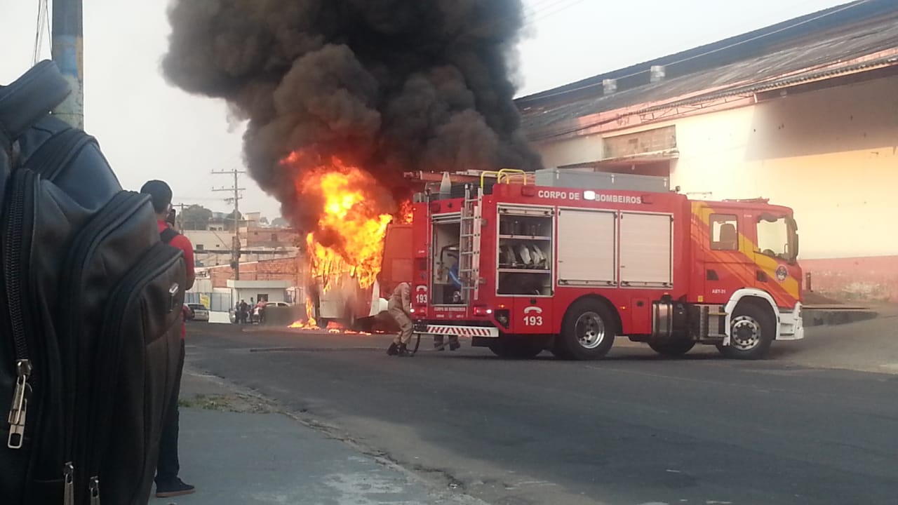&Ocirc;nibus da Eucatur pega fogo em avenida na Raiz. Veja v&iacute;deo