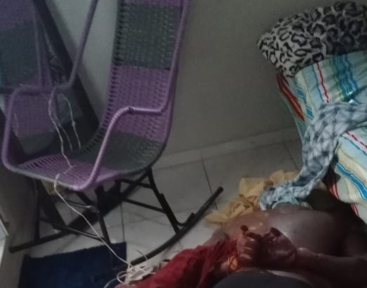 Professor é encontrado morto em quitinete, com sinais de tortura e muito sangue na Compensa Professor é encontrado morto em quitinete, com sinais de tortura e muito sangue na Compensa