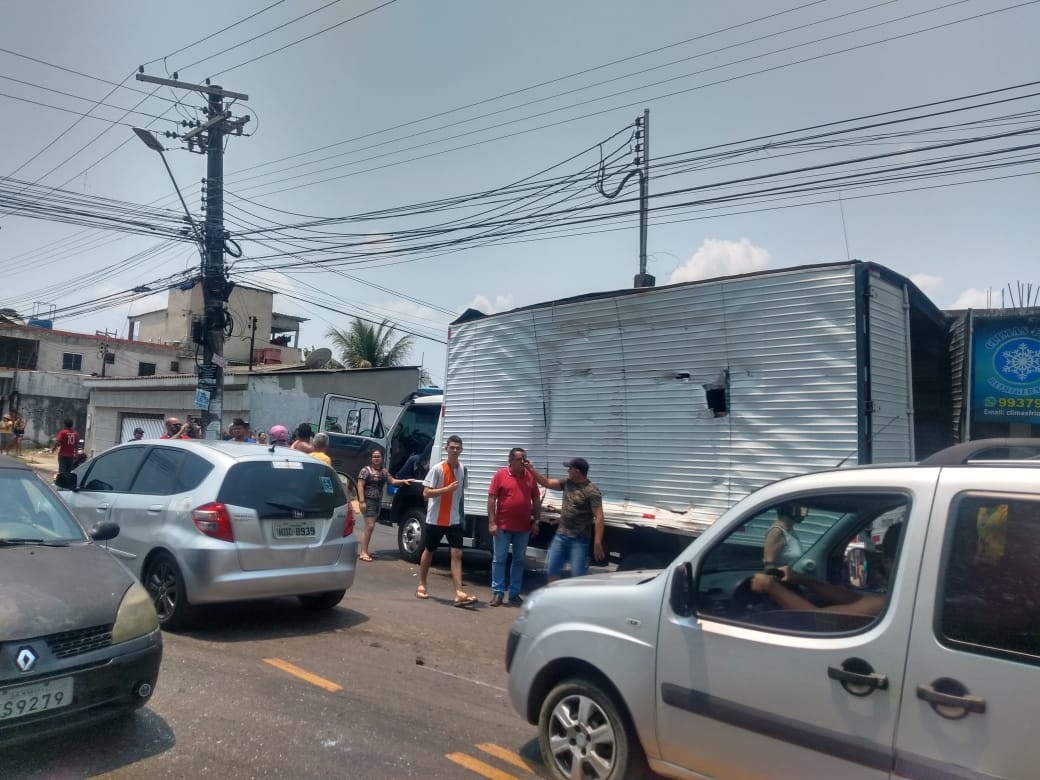 Quatro pessoas ficam feridas em acidente com caminhão-baú, ônibus e carros na Cidade Nova Quatro pessoas ficam feridas em acidente com caminhão-baú, ônibus e carros na Cidade Nova