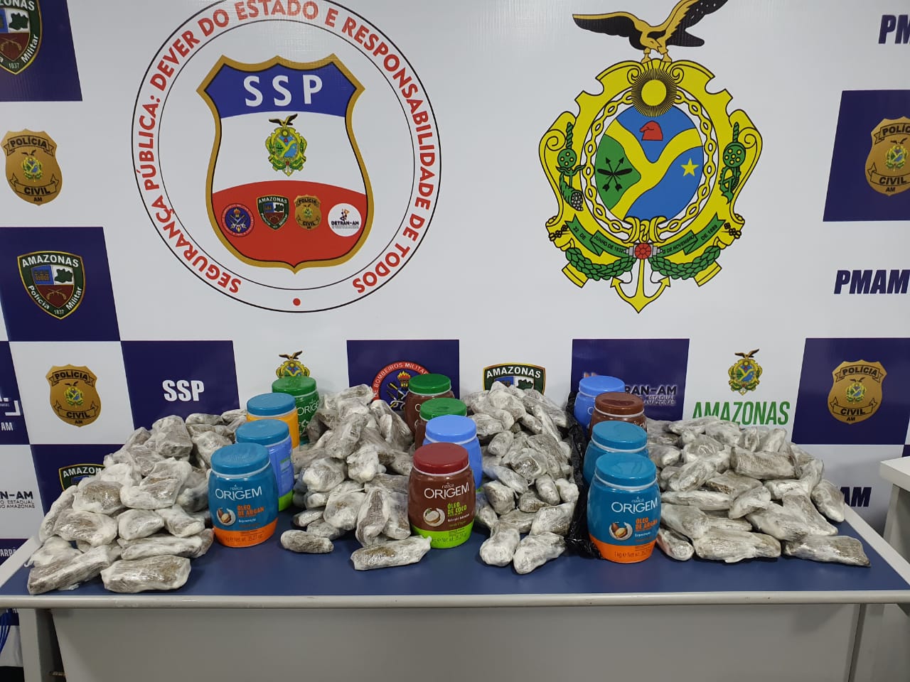 BASE ARPÃO: 12kg de skunk estavam escondidos em potes de creme de cabelo BASE ARPÃO: 12kg de skunk estavam escondidos em potes de creme de cabelo