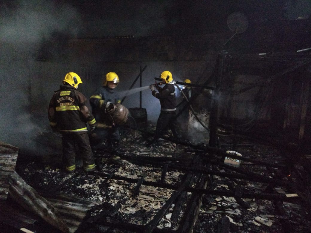 Casa de madeira &eacute; destru&iacute;da por inc&ecirc;ndio no conjunto Manoa. Veja v&iacute;deos