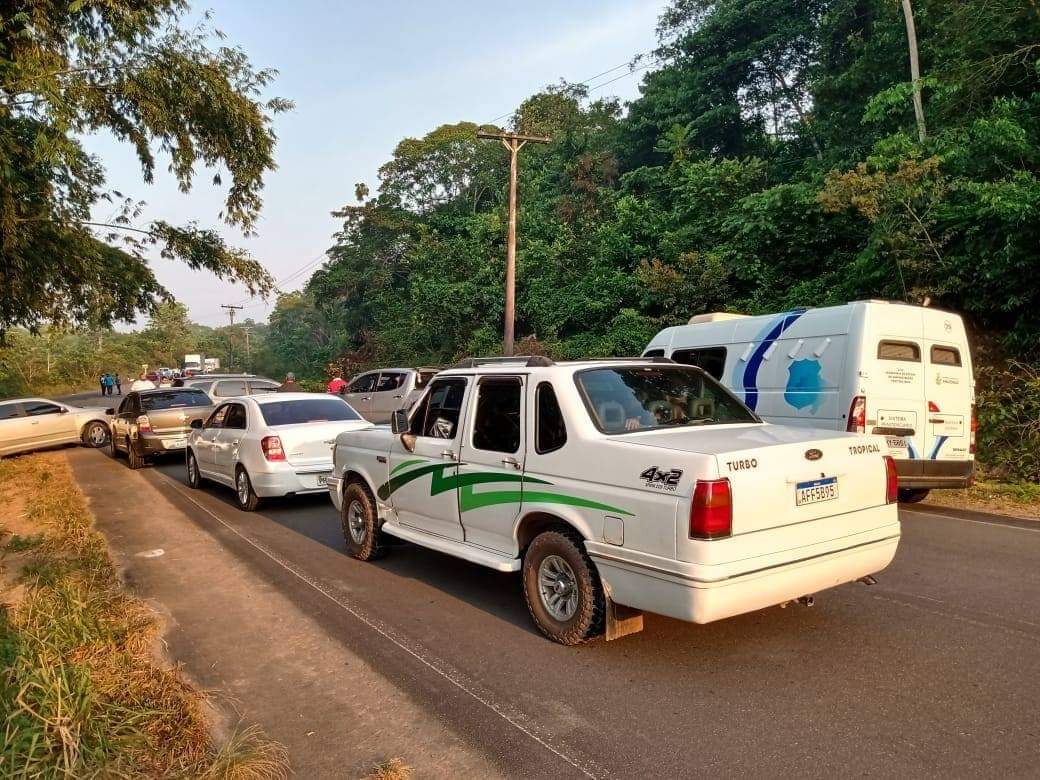 Taxistas bloqueiam AM-010 por melhores condições na rodovia Taxistas bloqueiam AM-010 por melhores condições na rodovia
