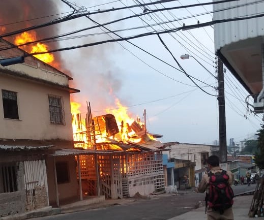 Incêndio atinge casa na rua São Domingos, no São Jorge. Veja vídeos Incêndio atinge casa na rua São Domingos, no São Jorge. Veja vídeos