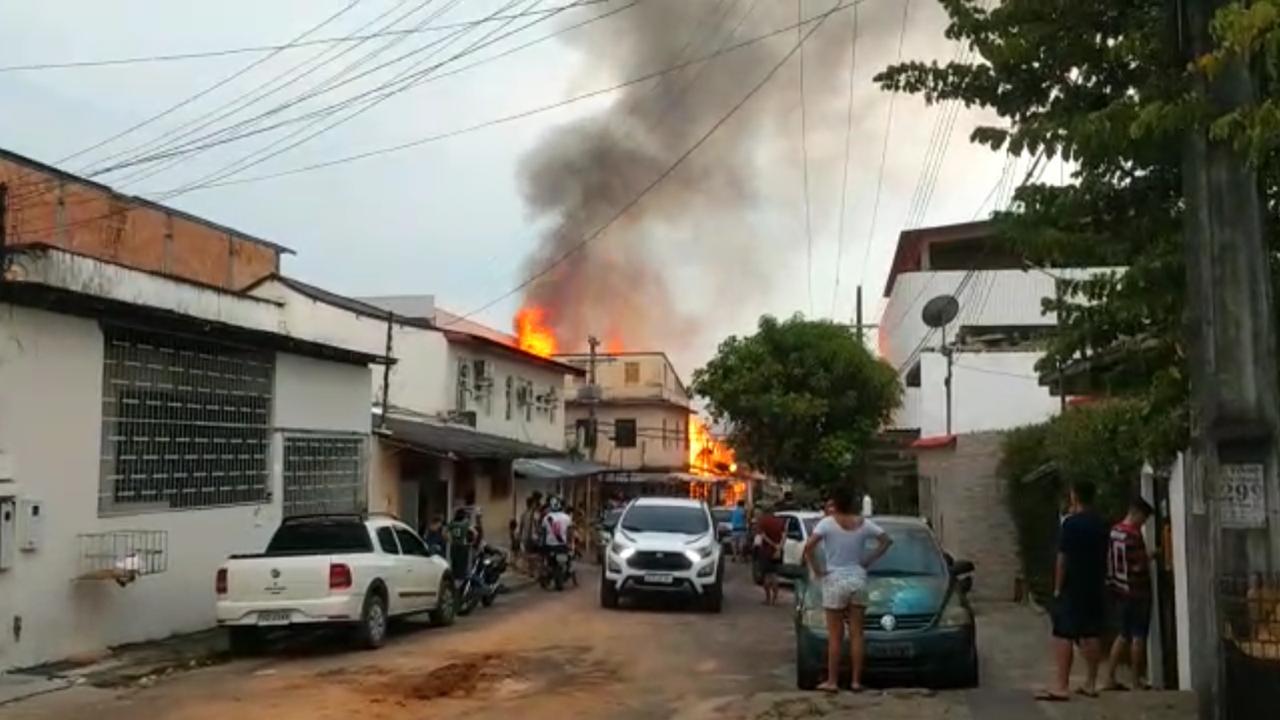 Bombeiros controlam incêndio e evitam que fogo se alastrasse para outras casas no São Jorge Bombeiros controlam incêndio e evitam que fogo se alastrasse para outras casas no São Jorge