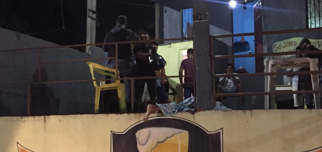 Atirador chama dono de bar que &eacute; executado no Nova Floresta; suspeita &eacute; de crime passional