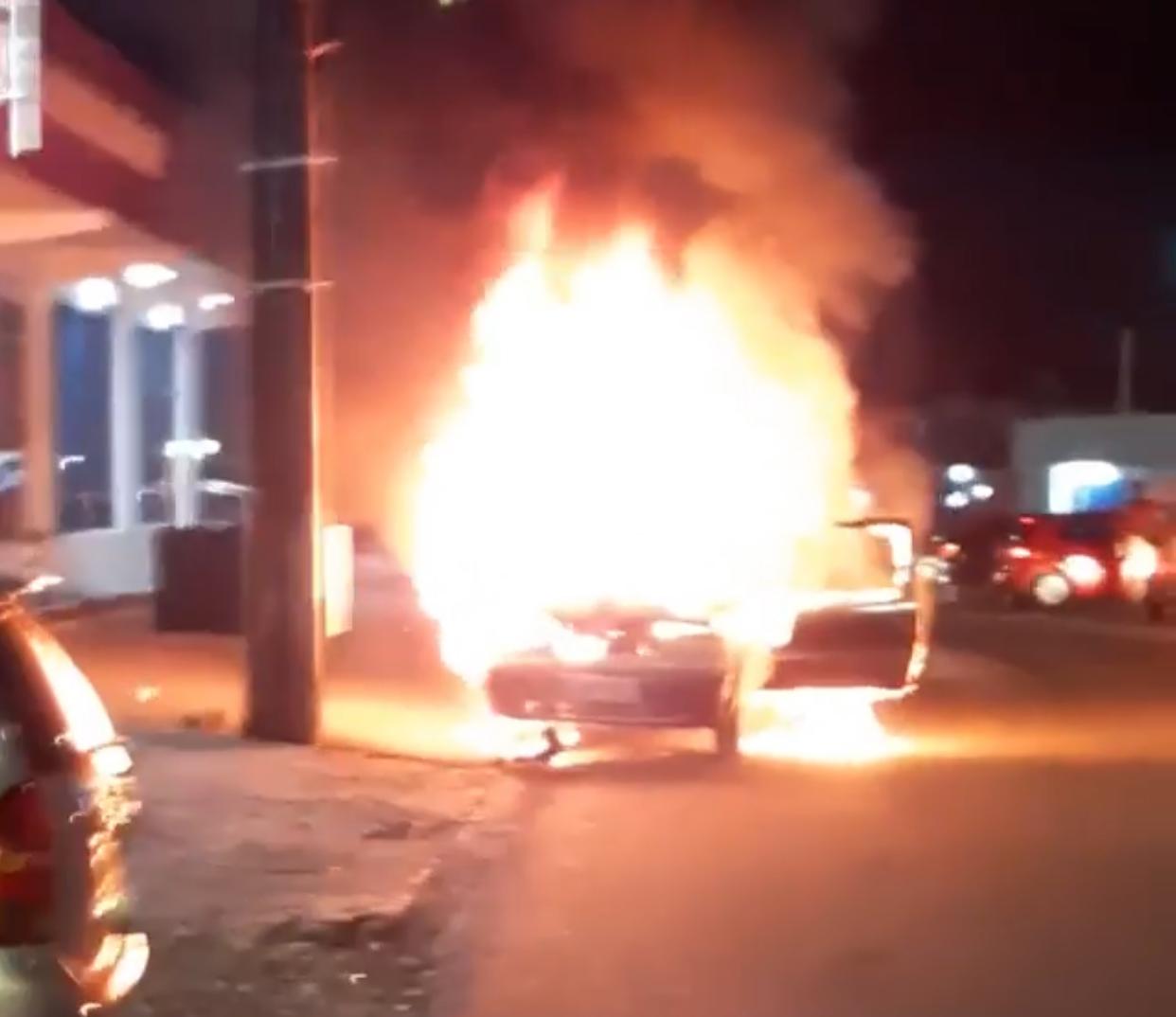 Ve&iacute;culo tem perda total ap&oacute;s pegar fogo na avenida Timbiras. Veja v&iacute;deo