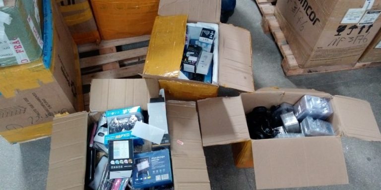 Maconha e produtos chineses sem nota são apreendidos no aeroporto Eduardo Gomes Maconha e produtos chineses sem nota são apreendidos no aeroporto Eduardo Gomes