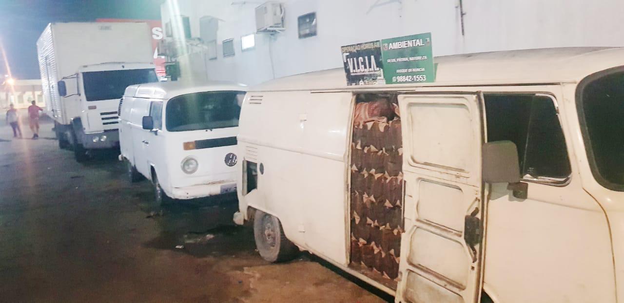 Pol&iacute;cia ambiental apreende cargas de carv&atilde;o e madeira ilegais em estradas