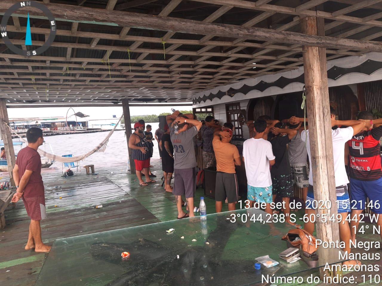 No Tarumã, polícia fecha rave clandestina em flutuante e apreende ecstasy e LSD No Tarumã, polícia fecha rave clandestina em flutuante e apreende ecstasy e LSD