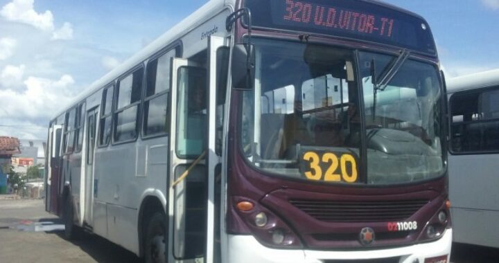 Durante arrastão dentro de ônibus, passageiro é baleado na perna na Torquato Tapajós Durante arrastão dentro de ônibus, passageiro é baleado na perna na Torquato Tapajós