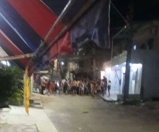 Homem é morto com dois tiros na cabeça na Compensa; populares contam que ele foi confundido com o irmão Homem é morto com dois tiros na cabeça na Compensa; populares contam que ele foi confundido com o irmão