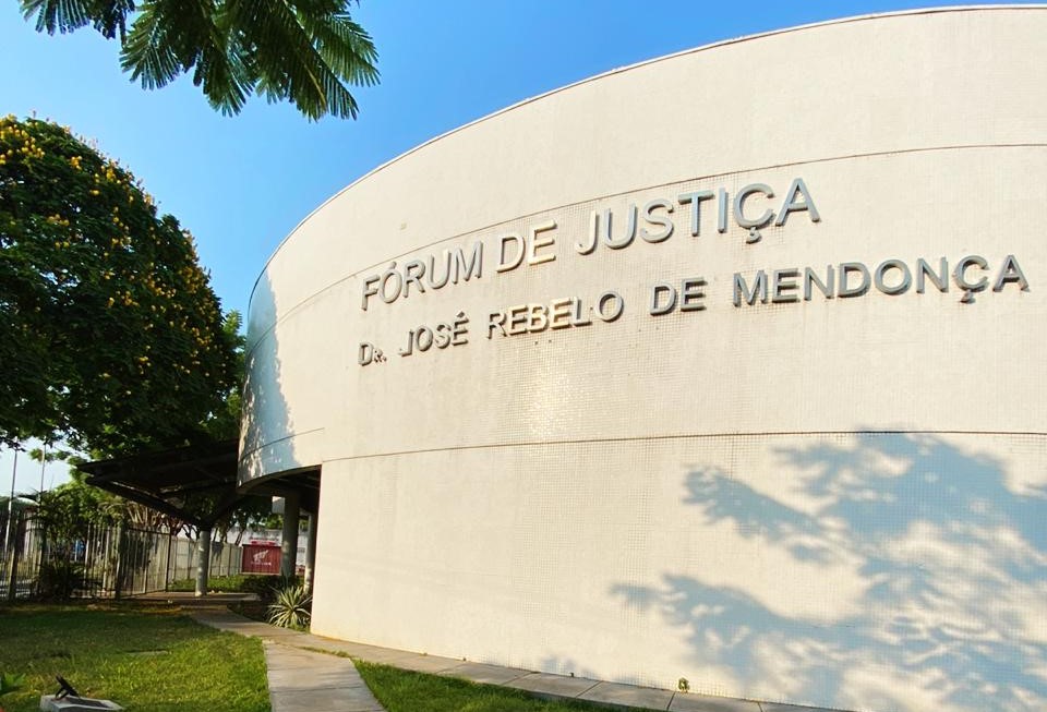 Juiz sentencia faculdade a continuar formação de acadêmico de EAD e pagar danos morais Juiz sentencia faculdade a continuar formação de acadêmico de EAD e pagar danos morais