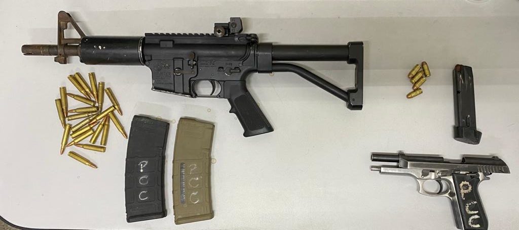 Adolescente é detido com fuzil na rua e carregadores com marca de facção criminosa Adolescente é detido com fuzil na rua e carregadores com marca de facção criminosa