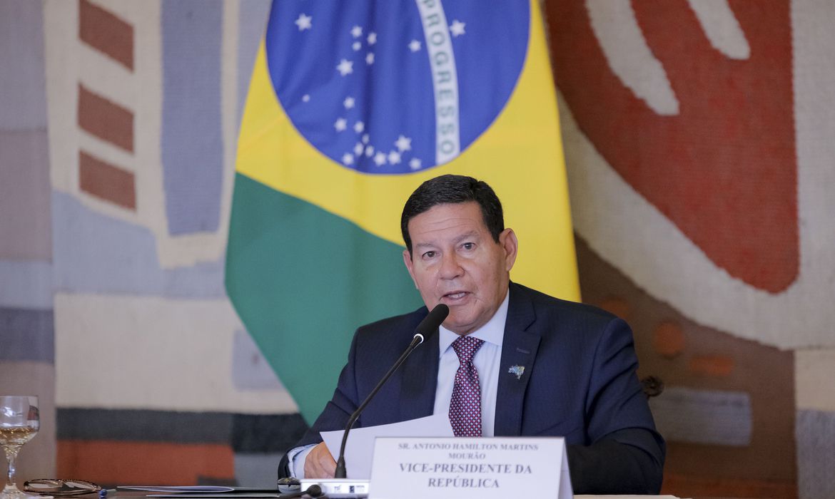 Hamilton Mourão rebate críticas às queimadas Hamilton Mourão rebate críticas às queimadas