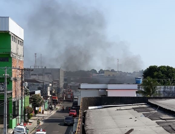 Incêndio atinge depósito de reciclados no Alvorada Incêndio atinge depósito de reciclados no Alvorada