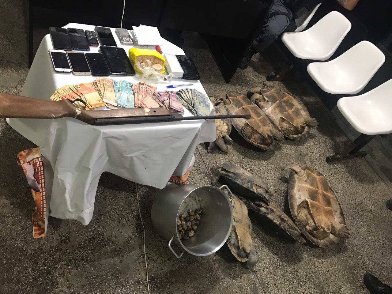 Trio é detido com quelônios, drogas e mais de R$ 3 mil em Codajás Trio é detido com quelônios, drogas e mais de R$ 3 mil em Codajás