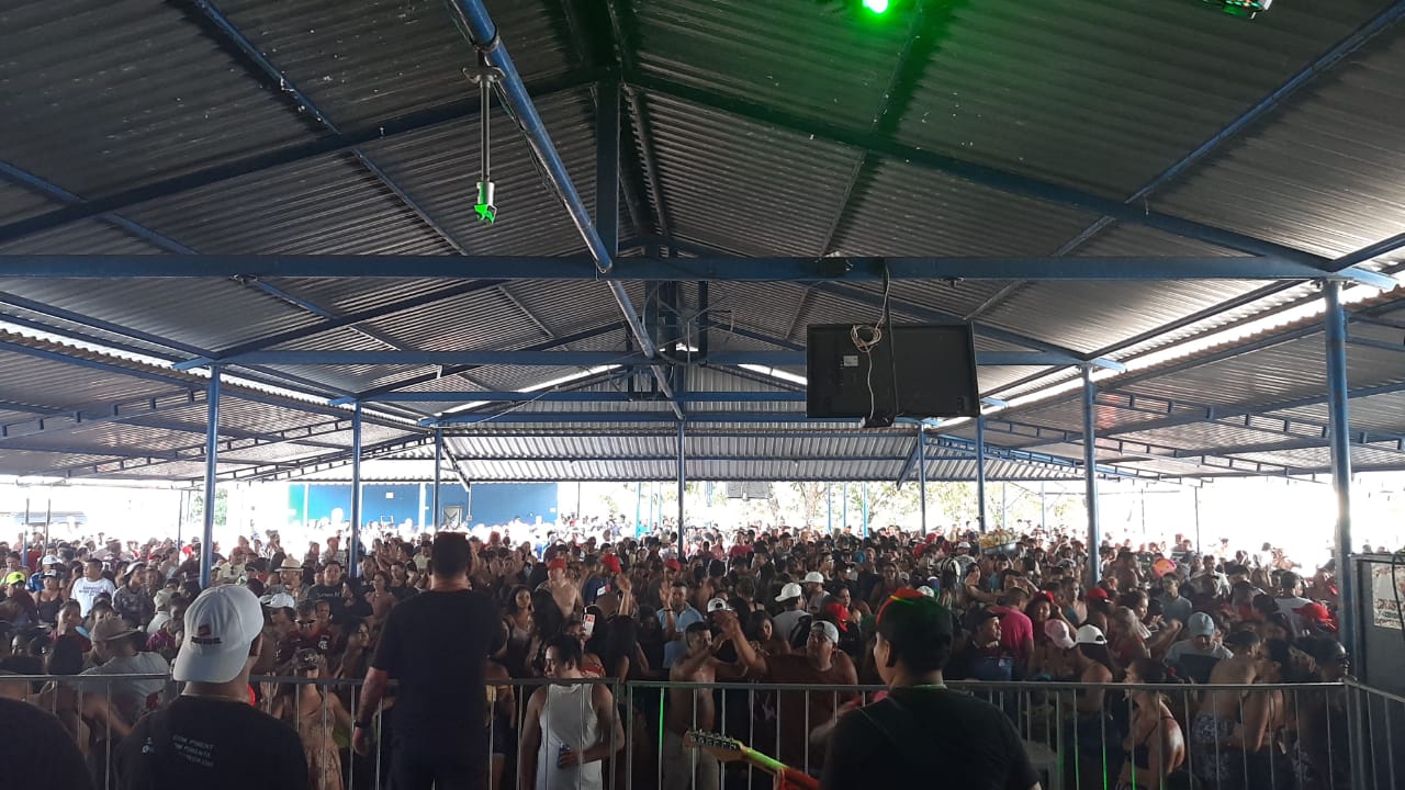 Forró e baile Funk superlotados são fechados durante fiscalização neste domingo Forró e baile Funk superlotados são fechados durante fiscalização neste domingo
