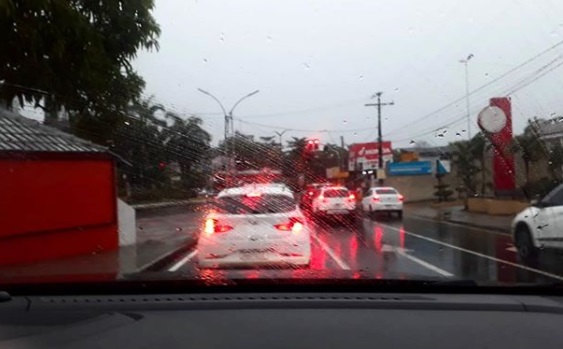Chuva na madrugada provoca alaga&ccedil;&atilde;o e desabamento de muro na capital