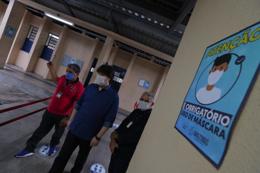 Escolas recebem dispensers, tapetes, totens e &aacute;lcool gel para retorno presencial