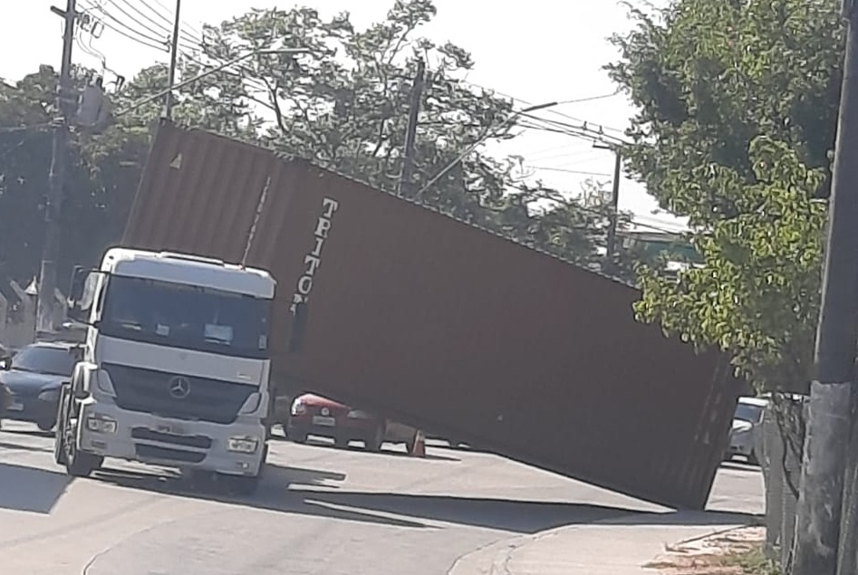 Carreta tomba e deixa trânsito complicado na Bola da Suframa Carreta tomba e deixa trânsito complicado na Bola da Suframa