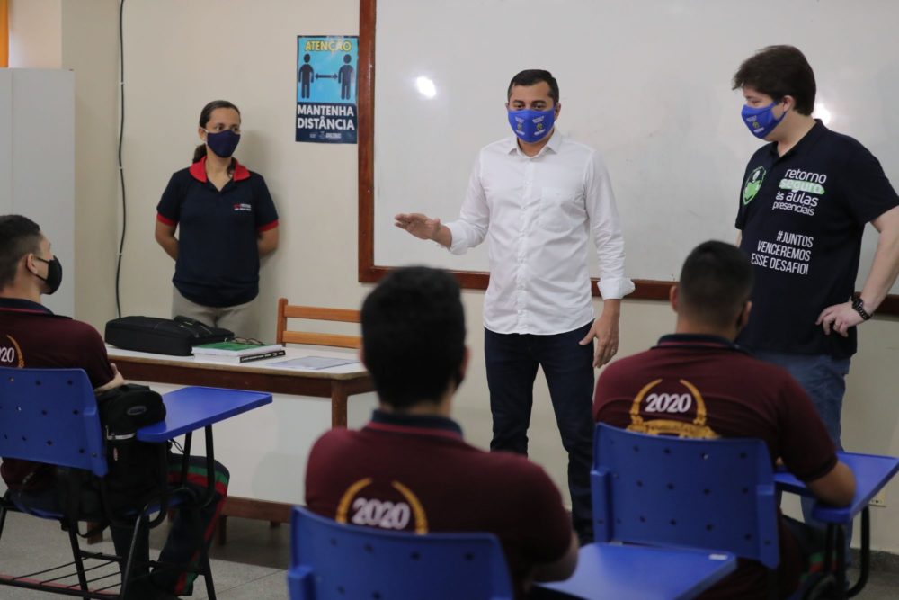 Governador vistoria escola que retomou aulas presenciais do Ensino Fundamental Governador vistoria escola que retomou aulas presenciais do Ensino Fundamental