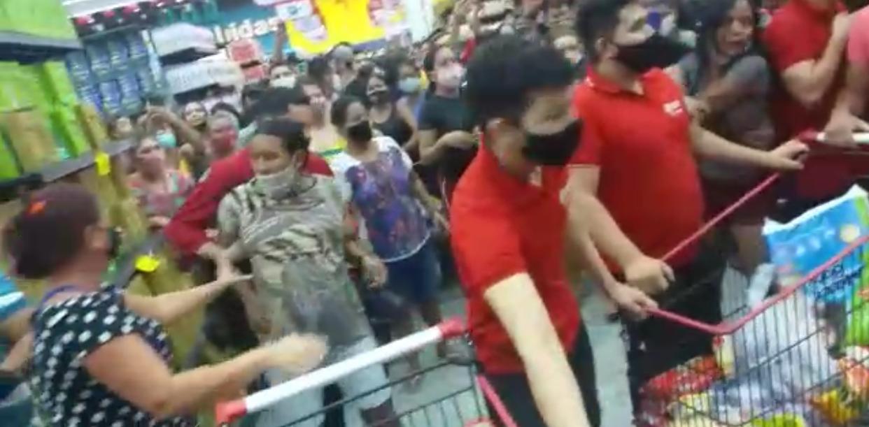 Aglomeração, correria e briga marcam inauguração de supermercado na Torquato. Veja vídeos Aglomeração, correria e briga marcam inauguração de supermercado na Torquato. Veja vídeos