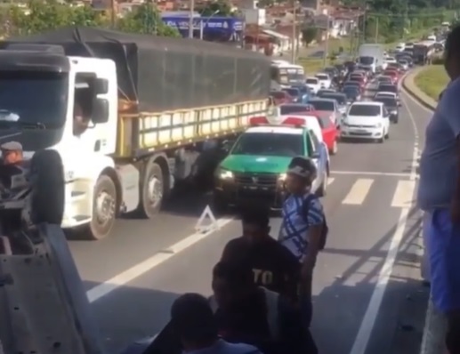 Capotamento na avenida das Flores provoca grande congestionamento. Evite o local Capotamento na avenida das Flores provoca grande congestionamento. Evite o local