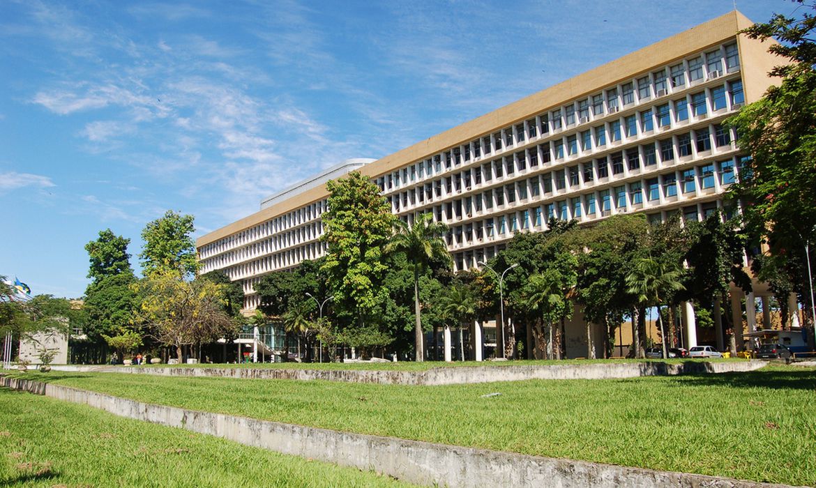 Maioria das universidades federais retoma aulas remotas após suspensão Maioria das universidades federais retoma aulas remotas após suspensão