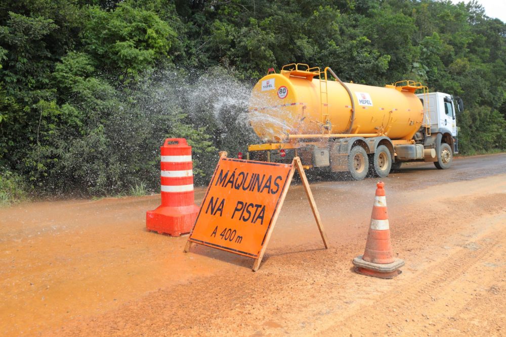 BR-319: obras de manutenção impulsionam desenvolvimento e facilitam tráfego de serviços essenciais BR-319: obras de manutenção impulsionam desenvolvimento e facilitam tráfego de serviços essenciais