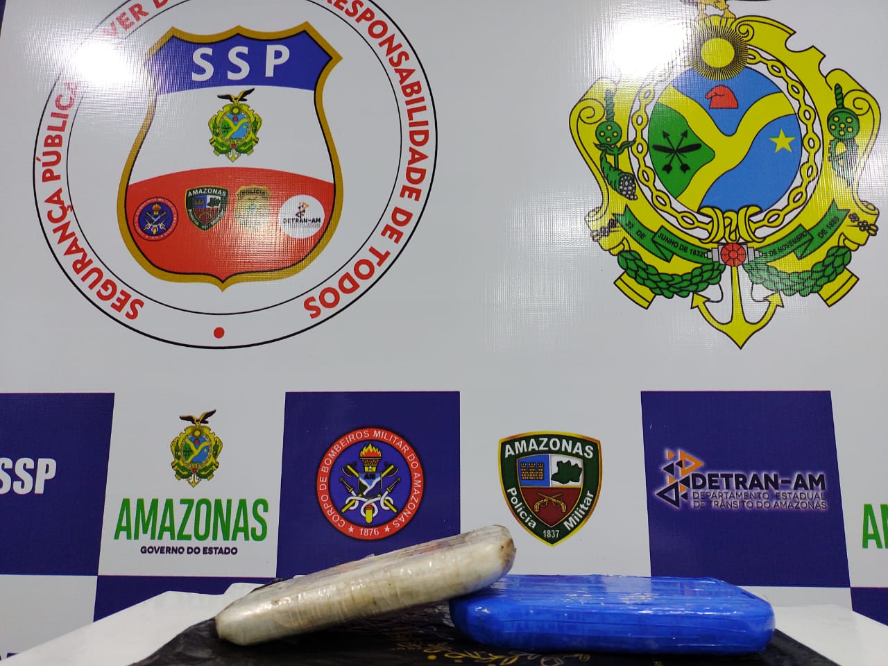 Cães farejadores encontram 2kg de cocaína em barco na Base Arpão Cães farejadores encontram 2kg de cocaína em barco na Base Arpão