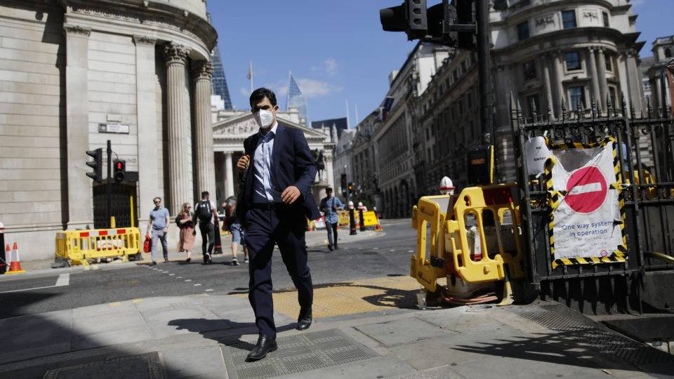 No Reino Unido, Johnson diz que disparada de casos confirma previs&otilde;es