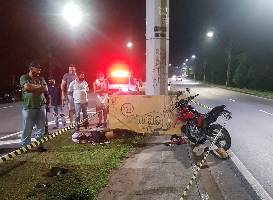 Motociclista morre após colidir com mureta de concreto na estrada do aeroporto Motociclista morre após colidir com mureta de concreto na estrada do aeroporto