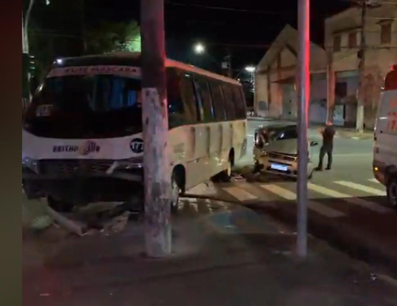 Três pessoas ficam feridas em colisão de carro com micro-ônibus na Praça 14 Três pessoas ficam feridas em colisão de carro com micro-ônibus na Praça 14