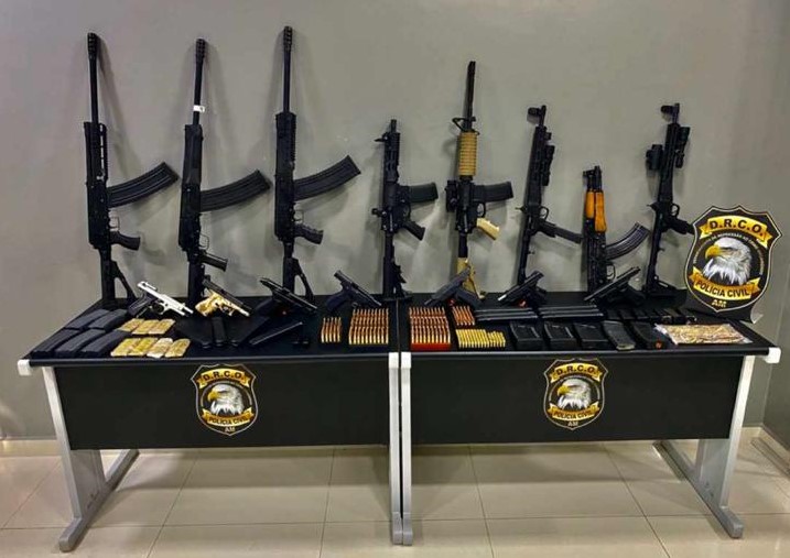 Terceira fase da 'Mamon' apreende 8 fuzis, pistolas e grande munição Terceira fase da 'Mamon' apreende 8 fuzis, pistolas e grande munição