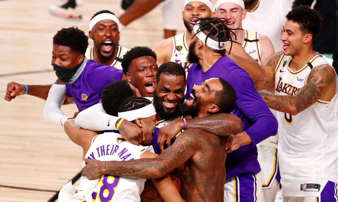 Los Angeles Lakers derrota Miami Heat e conquista t&iacute;tulo da NBA