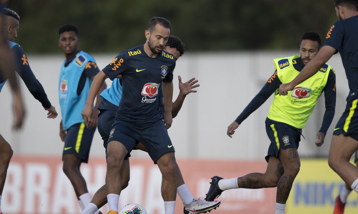 Seleção faz últimos preparativos antes de enfrentar Peru Seleção faz últimos preparativos antes de enfrentar Peru