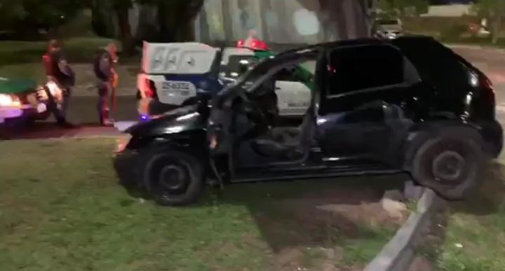 Em perseguição, suspeito de arrastão bate carro na Torquato e consegue fugir por área de mata Em perseguição, suspeito de arrastão bate carro na Torquato e consegue fugir por área de mata