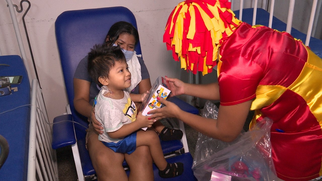 Crianças internadas em hospitais infantis recebem presentes de voluntários Crianças internadas em hospitais infantis recebem presentes de voluntários