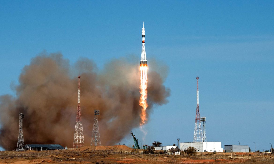 Astronautas russos e norte-americana partem para Estação Espacial Astronautas russos e norte-americana partem para Estação Espacial