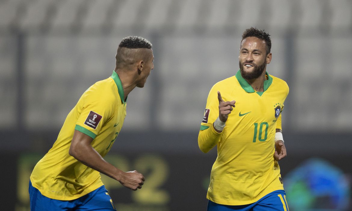 Neymar marca três vezes e seleção vence Peru nas Eliminatórias Neymar marca três vezes e seleção vence Peru nas Eliminatórias